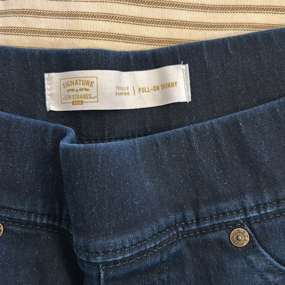 Levi Strauss Signature Totally Shaping pull-on skinny jeans - Picture 5 of 10